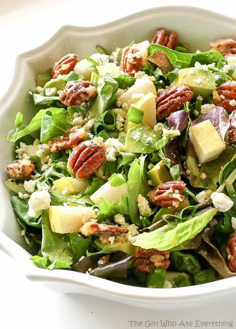 Roquefort Pear Salad - one of my favorite salads topped with candied pecans! #pear #salad #healthy #recipe Salad Recipes For Thanksgiving, Recipes For Thanksgiving Dinner, Simple Salad Recipes, Pear Recipe, Thanksgiving Salad Recipes, Pear Salad Recipes, Thanksgiving Salad, Healthy Entrees, Weekend Food