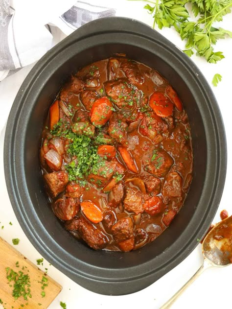 Beef Stifado Recipe, Stifado Recipe, Slow Cooker Recipes Uk, Beef Casserole Slow Cooker, Beef Stifado, Slow Cooker Lamb, Slow Cooker Recipes Beef, Slow Cooked Beef, Greek Dishes