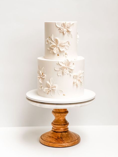 Elegant Two Tier Cake, Classic Cake Wedding, Wedding Cake Buttercream Designs, Modern Floral Wedding Cake, Contemporary Cakes Designs, Two Tier Floral Wedding Cake, Romantic Wedding Cake Elegant, Wedding Cakes No Flowers, Wedding Cake Inspiration Simple