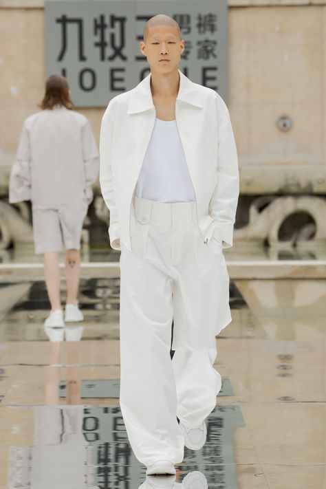 JOEONE Spring 2022 Menswear Collection | Vogue White Pants Outfit Mens, Holiday Fashion Men, Streetwear Outfit Men, White Pants Men, White Pants Outfit, Outfit Streetwear, All White Outfit, Menswear Fashion Show, Menswear Fashion