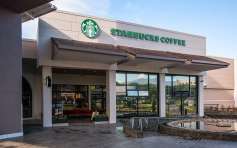 La famosa franquicia de cafeterías Starbucks abrió su tienda número 15 en Multiplaza Escazú, Costa Rica en mayo. Starbucks Cafeteria, Café Starbucks, Starbucks Coffee, Vintage Signs, Costa Rica, Min Yoongi, Snoopy, Dior, Restaurant