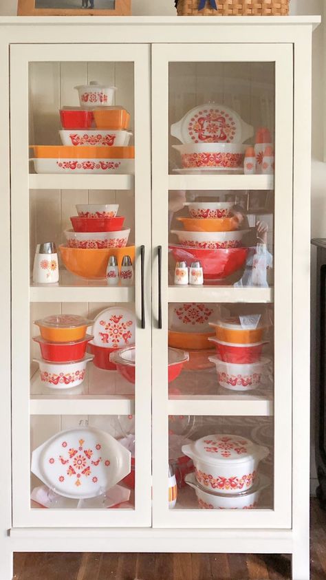 Pyrex Display Cabinet, Vintage Pyrex Display Ideas, Pyrex Display Shelves, Displaying Pyrex Collection, Pyrex Display Ideas, Vintage Pyrex Display, 40s Kitchen, 1930s Furniture, Vintage Pyrex Collection