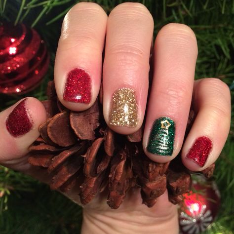 Christmas nails! Red, green, gold glitter, which Christmas tree. Christmas Nails Glitter, Red And Gold Nails, Holiday Nails Christmas, Christmas Gel, Red Christmas Nails, Christmas Nails Easy, Christmas Gel Nails, Nails Green, Christmas Nail Art Designs