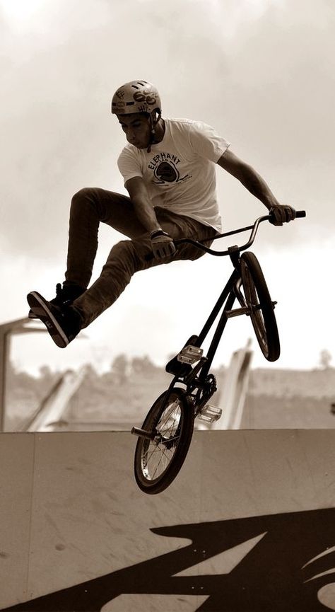 Wallpaper Gamer, Bmx Street, Best Bmx, Bike Hacks, Bmx Freestyle, Bike Photography, Bmx Bikes, Action Sports, Street Bikes