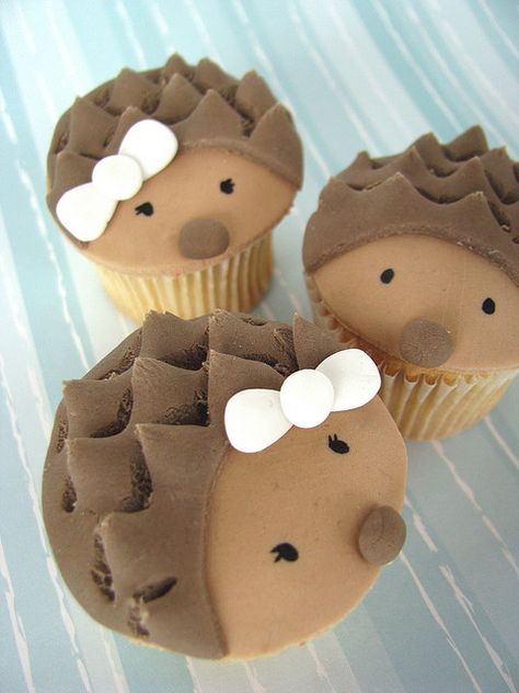 I'm not a baker but this makes me want to run to the store, get in the kitchen, and slave over these cupcakes!! (: Hedgehog Cupcakes, Hedgehog Cupcake, Tårta Design, Cupcake Tutorial, Torte Cupcake, Animal Cupcakes, Creative Cupcakes, Cupcake Designs, Pumpkin Spice Cupcakes