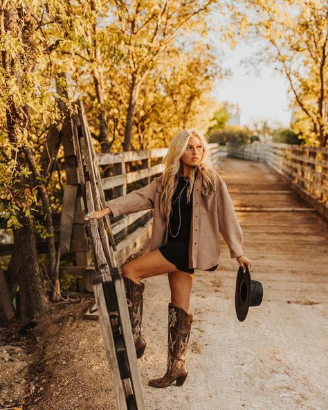 Rustic Country Photoshoot, Boho Country Senior Pictures, Fall Picture Dresses, Country Photoshoot Outfit Ideas, Western Outfits Women Senior Pictures, Country Style Photography, Western Outfits For Pictures, Western Outfits Women Pictures, Western Outfits For Photoshoot