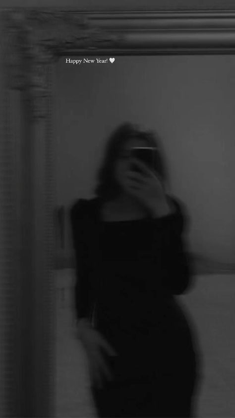 Black Dress Mirror Selfie No Face, Badgirl Photoshoot, Girl In Black Dress Aesthetic, Mirror Selfie Black, Girls Mirror, Mirror Selfie Poses, Face Aesthetic, Dress Velvet, Outfits Black