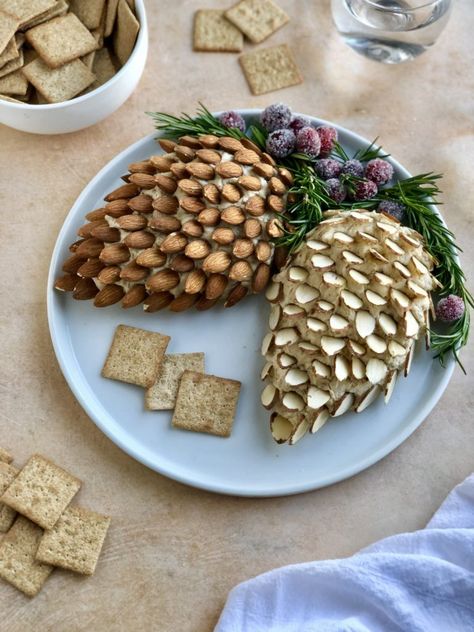 Pine Cone Cheese Ball, Christmas Charcuterie, Thanksgiving Foods, Christmas Cheese, Charcuterie Inspiration, Cheese Ball Recipes, Charcuterie And Cheese Board, Charcuterie Recipes, Cheese Balls