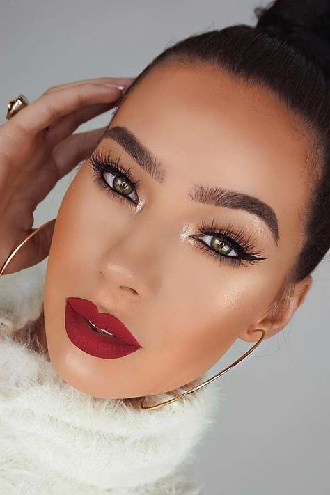 Beautiful Winter Makeup - Get it while it is still available - So take action right now! Click to visit! Metallic Eye Makeup, Holiday Glam Makeup, Glam Makeup Looks, Christmas Party Makeup, Red Lips Makeup Look, Maquillage On Fleek, Christmas Makeup Look, Holiday Makeup Looks, Red Lip Makeup