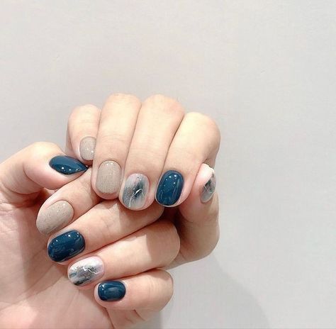 Desain Nail Art Simple, Nail Art Simple Elegant Beautiful, Simple Blue Nail Designs, Nail Art Kuku Pendek, Nail Art Simple Elegant, Nail Art Blue, Spring Nail Art Designs, Korea Nail, Nail Art Simple