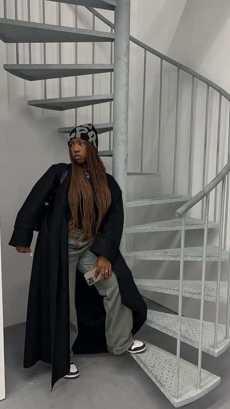 Outfit With Beanie Black Woman, Long Coat Outfit Black Women, Black Women Trench Coat Outfit, Outfit Inspo Winter Black Women, Chocolate Trench Coat Outfit, London Winter Outfits Black Women, Trench Coat Streetwear, New Culpa Beanie Outfit, Beanie Black Women