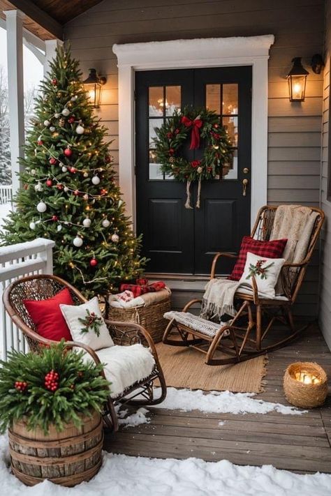 Christmas Terrace Decoration, Farmhouse Christmas Porch Decor Ideas, Apartment Christmas Decorations, Farmhouse Christmas Porch, Christmas Inn, Christmas House Exterior, Small Apartment Christmas Decor Ideas, Small Apartment Christmas Decor, Small Apartment Christmas