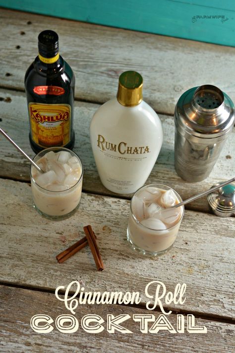 This cinnamon roll cocktail has just two simple ingredients of RumChata and Kahlua and tastes as good as a cinnamon roll. Rumchata Drinks, Kahlua Drinks, Rumchata Recipes, Christmas Drinks Alcohol Recipes, Christmas Drinks Alcohol, After Dinner Drinks, Christmas Cocktail, Boozy Drinks, Mixed Drinks Recipes