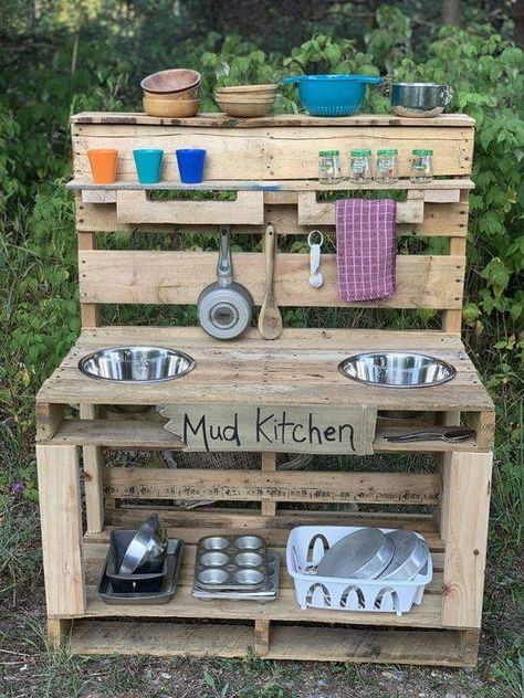 Backyard Toys For Kids, Kids Garden Play Area, Outdoor Play Kitchen, Mud Kitchen For Kids, Home Daycare Ideas, Pallet Kids, Concrete Outdoor Kitchen, Backyard Toys, Backyard Kids Play Area