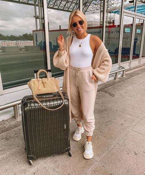 Top 35 Cute and Comfy Airport Outfits for Women Over 40: Travel in Style 35 Ruby Holley, Chic Airport Outfit, Comfy Airport Outfit, Airport Outfit Summer, Flight Outfit, Comfy Travel Outfit, Lightweight Denim Jacket, Weekend Break, Comfy Travel