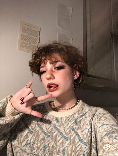 Short Poofy Hair, Girl Grunge Aesthetic, Curly Ginger Hair, Curly Ginger, Short Hair Curly, Poofy Hair, Shot Hair, Androgynous Hair, Best Short Hairstyles