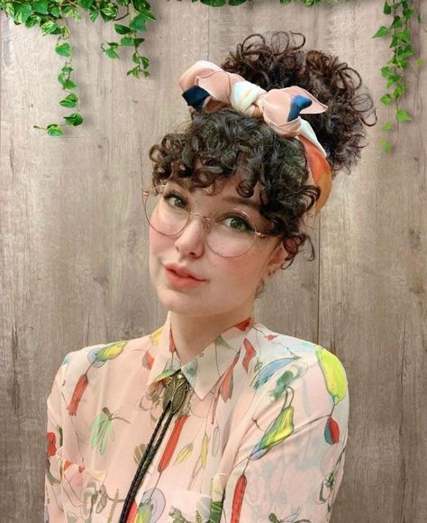 Curly Hair Retro Style, Curly Hair 80s Hairstyles, 50s Hair Curly, Curly Hair 50s Style, Pinup Curly Hairstyles, 1980s Curly Hairstyles, Vintage Curly Hairstyles Retro, Curly Hair 80s Style, Thick Curly Bangs