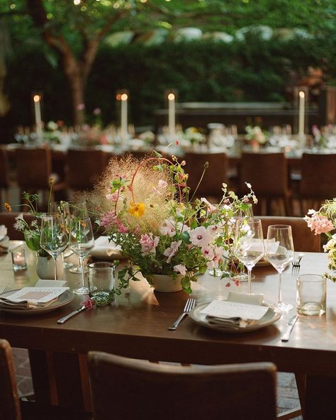 Brown Weddings, Studio Mondine, Sweetheart Table Flowers, Candles Reception, Wedding Theme Design, Beaulieu Garden, Garden Style Wedding, Modern Florals, Avant Garden