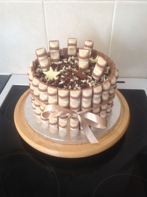 Kinder Bueno Cake Birthday, Bueno Cake, Birthday Cale, Candy Drinks, Modern Food, Cute Birthday Cakes, Boy Birthday Cake, Best Chocolate, Cafe Food