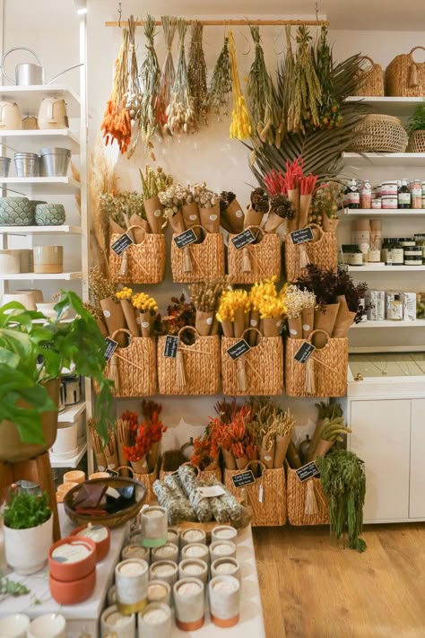 Greenhouse Retail Displays, Plantshop Display, Floral Shop Decor, Cute Shops Interior, Home Floral Studio, Gift Shop Aesthetic, Plant Store Display, Cottagecore Store, Store Decoration Ideas