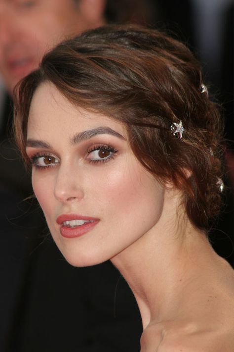 Keira Knightley Clothes & Outfits | Steal Her Style Keira Knightley Makeup, Smile Movie, Keira Knightley Hair, Kiera Knightly, Straight Nose, Hollywood Beauty, Keira Knightly, Star Actress, Steal Her Style