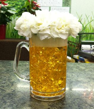 Super Cute Beer Stein Floral Arrangement Beer Centerpieces, Beer Themed Birthday Party, Beer Flower, Simple Centerpieces Diy, Beer Birthday Party, Super Bowl Decorations, Diy Beer, Oktoberfest Party, Beer Theme