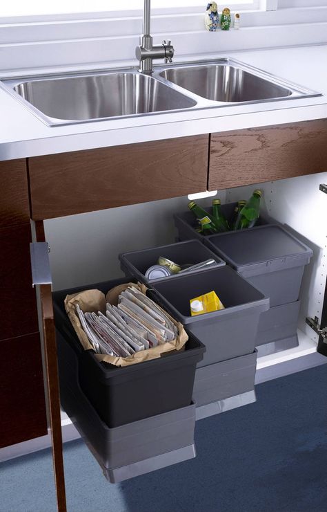 Kitchen Design Idea - Hide Pull Out Trash Bins In Your Cabinetry // These bins are all on individual sliders under the sink so you only pull the one you need when you need it. Modern Kitchen Trash Cans, Organiser Cucina, Under Kitchen Sink, Recycling Station, Under Kitchen Sink Organization, Kitchen Sink Organization, Kitchen Ikea, Ikea Kitchen Design, Kitchen Waste