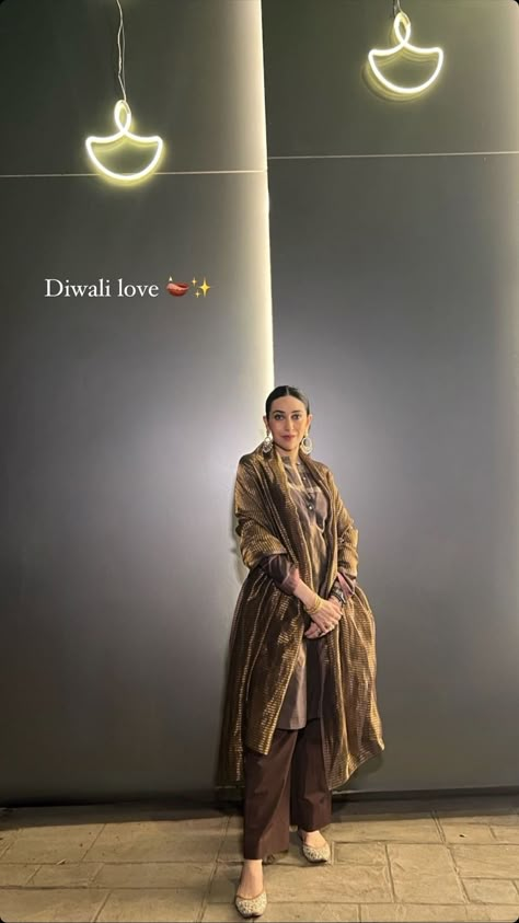 Karishma Kapoor Suits, Karishma Kapoor Outfits, Outfit Styling Ideas, Kurti Styling, Bridal Pic, Diwali Outfit, Karishma Kapoor, Asian Dresses, Stitch Diy