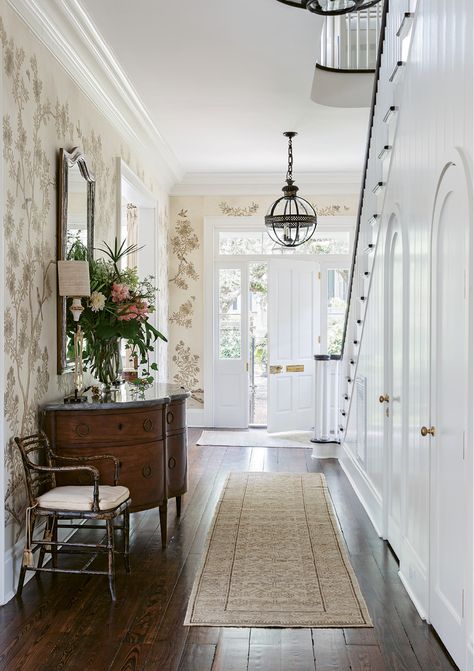 Past Perfected - Tour a century-old South of Broad charmer after a respectful renovation | Charleston SC | Charleston Magazine Charleston Homes Interiors, Estilo Charleston, Staging Decor, Charleston Style, Interior Design Portfolios, Beautiful Entryways, Charleston Homes, Traditional Interior Design, Southern Home