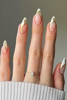 Hoț Girl Summer Nails, Almond Shaped Nails Ideas, Gold Nails Design Classy, Stylish French Nails, Neutral Nails Design, Tulum Nails, Acrylic Nail Designs Almond, Senior Picture Nails, Nails Almond Design