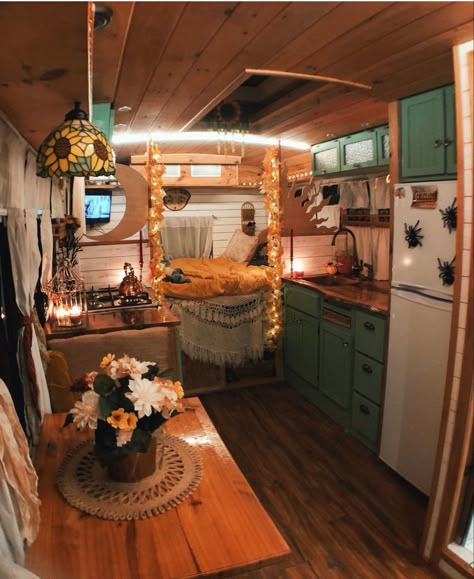 School Bus Tiny House, Bus Home, Caravan Decor, Camper Interior Design, Bus Living, Vintage Camper Remodel, Kombi Home, Caravan Renovation, Bus House