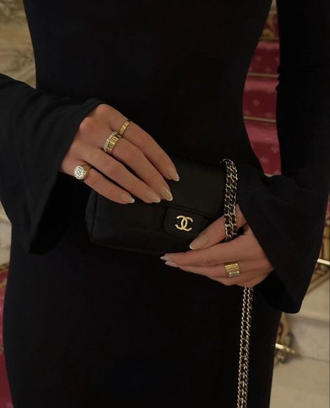 Chanel Fine Jewelry, ليلي كولينز, Chloe Core, Chanel Girl, Ring For Boyfriend, Chanel Aesthetic, Mob Wife, Graduation Gifts For Her, Luxury Aesthetic