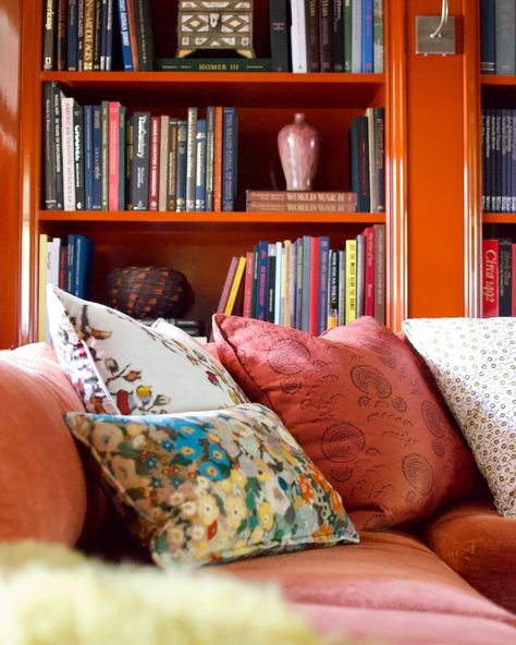 Summer Thornton | Lacquered, burnt coral bookshelves bring warmth to this happy family room 🧡 | Instagram Coral Bookshelf, Orange Bookshelf, Orange Bookshelves, Summer Thornton, Orange Book, Florida Style, Book Shelves, Built In Bookcase, Bar Kitchen