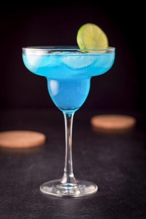 Blue Margarita Recipe, Vegan Drinks Recipes, Blue Margarita, Patron Tequila, Jello Shot Recipes, Pretty Cocktails, Homemade Cocktails, Mojito Cocktail, Vegan Drinks