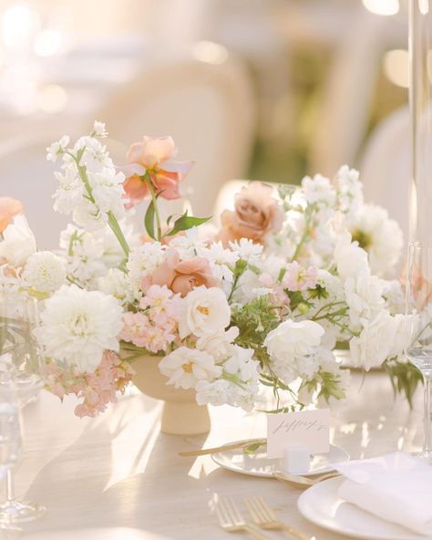 CA Wedding • Instagram Blush Romantic Wedding, Light Pink And White Centerpieces, Light Peach Flowers, Blush Flower Arrangements, Wedding Table Decorations White, Blush Flowers Centerpiece, Neutral Centerpieces, Wedding Floral Arrangements Centerpieces, White And Blush Wedding Flowers