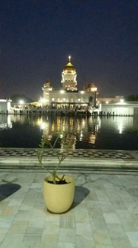 Gurudwara Bangla Sahib ji Bangla Sahib Gurudwara Night, Bangla Sahib Gurudwara, Bangla Sahib, Cute Couple Dancing, Guitar Photos, Waheguru Ji, Golden Temple, Background Wallpaper For Photoshop, Beautiful Wallpapers Backgrounds