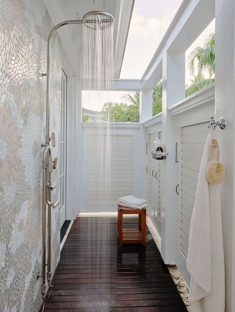 15 Stunning Outdoor Shower Ideas to Borrow for Your Own Backyard Outdoor Bathroom Design, Pool Bathroom, Pool Shower, Dream Beach Houses, Outdoor Bath, Harbour Island, Outdoor Bathrooms, Affirmation Cards, Florida Home