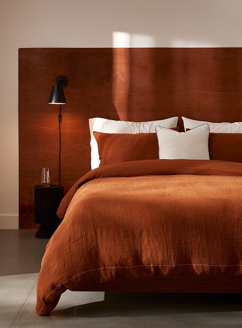 Bedding Terracotta, Orange Headboard, Dark Wood Bedroom, Nashville House, Bed Heads, Timber Beds, Colorful Duvet Covers, Warm Bedroom, Queen And King