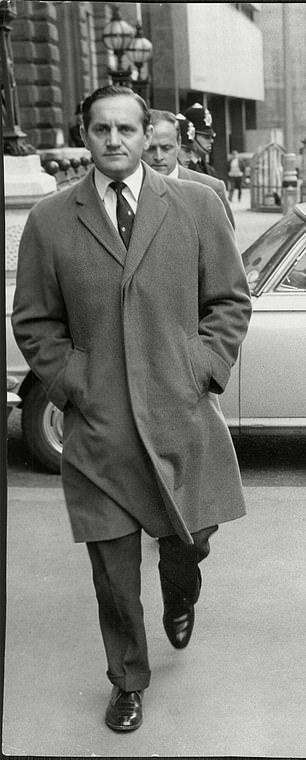 The Detective who put the Krays away for 30 years each, for crimes including murder of at least 3 persons.(1960s). 40s Aesthetic Men, 70s Detective Outfit, 1920s Detective Aesthetic, 90s Detective, 1980s Detective, Old Detective Character, 70s Detective, Journalist Outfit, 1940s Detective