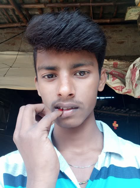 Indian Man Selfie, Random Indian Guy, Ugly Boy Pic, India Boy, Cute Indian Guys, Funny Photoshoot Ideas, Indian Pics, Indian Guy, Handsome Indian Men