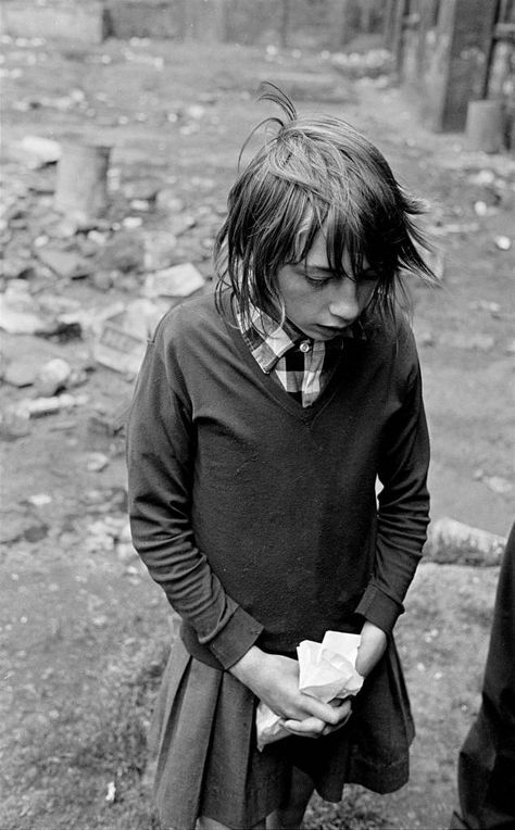 Glasgow Tenement, Gorbals Glasgow, Brow Art, Powerful Photos, Character Bank, Powerful Pictures, Photography History, The Great, Glasgow Scotland