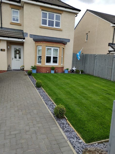 Uk Front Garden Ideas, New Build Front Garden Ideas Uk, Front Garden Ideas Uk, Small Back Gardens, Dream Home Aesthetic, Garden Ideas Uk, Front Driveway, Small Front Gardens, Dream House Aesthetic