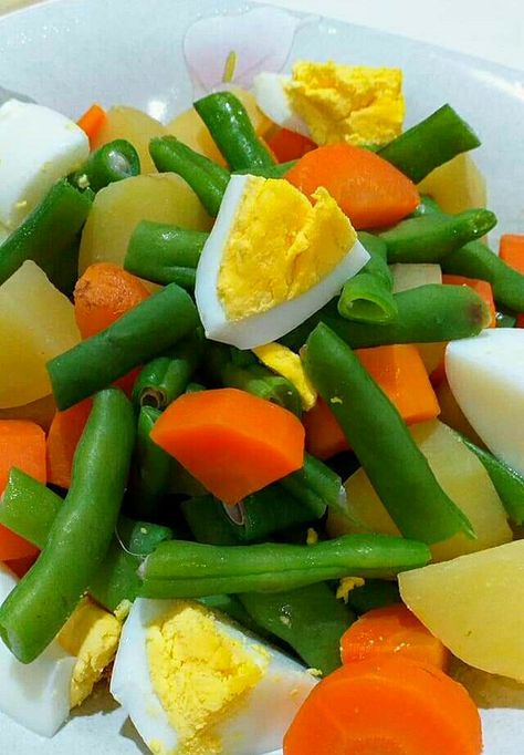 Boiled Vegetables & Egg Salad Boiled Vegetables Recipe Healthy, Boiled Vegetables Recipe, Vegetable Diet, Chicken Burgers Recipe, Homemade Comfort Food, Boiled Vegetables, Overnight Oats Recipe Healthy, Fresh Salad Recipes, Healthy Vegetable Recipes