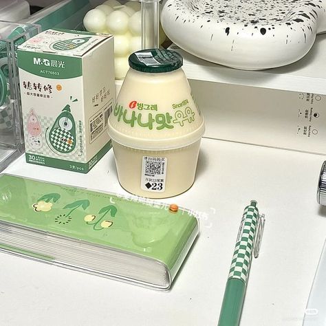 Pretty School Supplies, Green Desk, Japanese Lifestyle, Study Pictures, Pretty Mugs, Stationary School, Cute Stationary, Japan Aesthetic, Aesthetic Japan