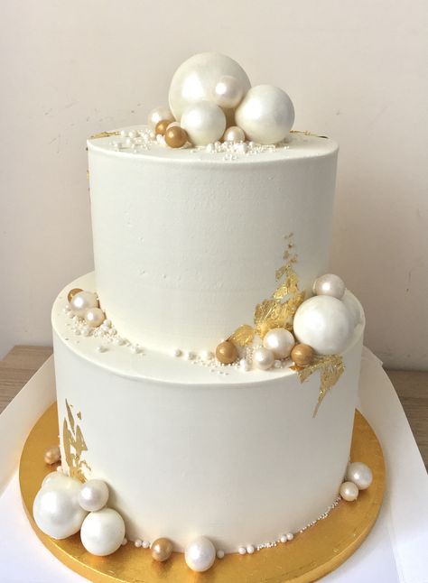 White And Gold Wedding Cake 2 Tier, White And Gold Two Tier Cake, White And Golden Cake Birthday, Birthday Cake White And Gold, White And Golden Cake, Birthday Cake 2 Tier, White And Gold Cake, Golden Wedding Anniversary Cake, Golden Wedding Cake