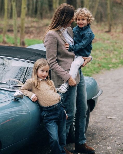 Ralph Lauren Inspired Family Photos, Ralph Lauren Winter Style, Ralph Lauren Old Money Outfits, Ralph Lauren Photoshoot Family, Ralph Lauren Family Aesthetic, Ralph Lauren Vibe, Ralph Lauren Kids Aesthetic, Preppy Mom Aesthetic, Classy Family Photos