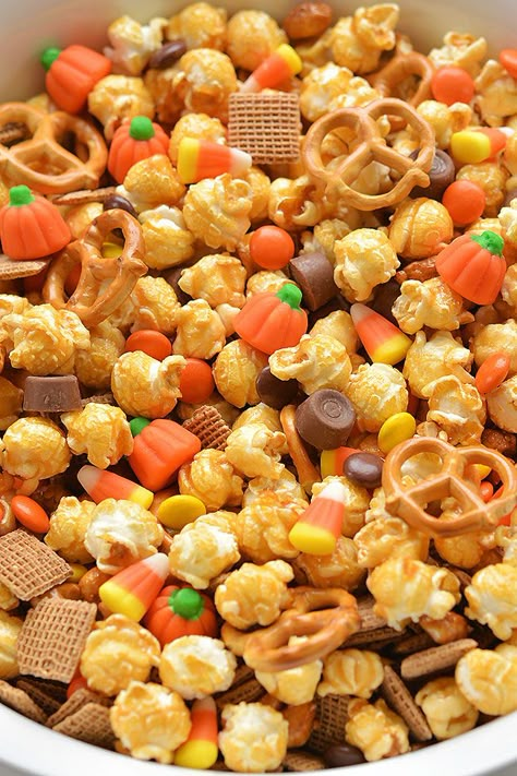 Scarecrow Crunch, Halloween Snack Mix, Postres Halloween, Recetas Halloween, Hocus Pocus Party, Halloween Snack, Halloween Party Snacks, Fun Halloween Food, Easy Halloween Food