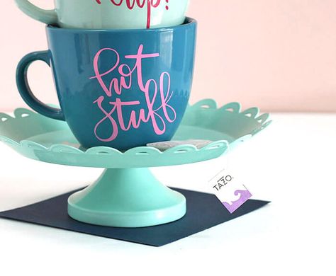 Personalized Tea Cups, Mug Diy, Sharpie Crafts, Crafts For Teens To Make, Fleurs Diy, Diy Mugs, Diy Holiday Gifts, Diy Coffee, Cameo Projects