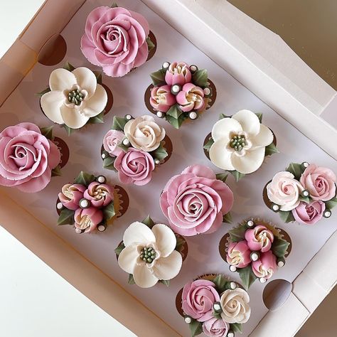 Deserts Cupcakes, Flower Cake Design, Fondant Cake Designs, Cupcake Decorating Tips, Fancy Cupcakes, Cupcake Cake Designs, Buttercream Cupcakes, Floral Cupcakes, Beautiful Cupcakes