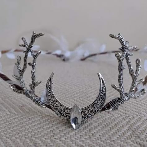 Pagan Wedding Crown, Viking Wedding Traditions Bridal Crown, Viking Crown Queens, Viking Wedding Crown, Pagan Bridesmaid Dresses, Yule Wedding Ideas, Viking Wedding Reception, Viking Theme Wedding, Norse Pagan Wedding Ideas